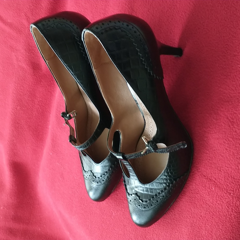 Leather T-strap shoes